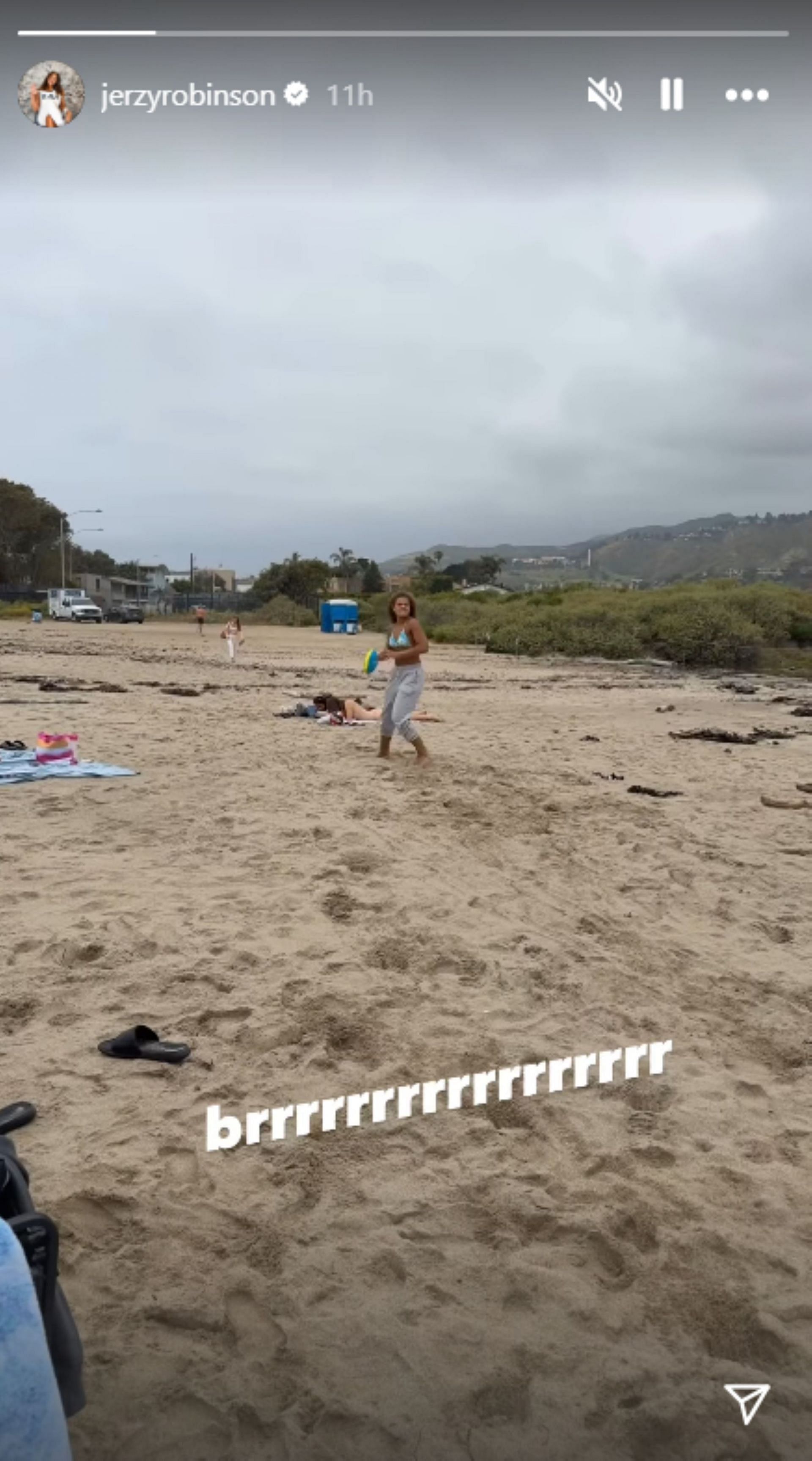 High school phenom Jerzy Robinson shows off unexpected football talent at the beach (Image: Instagram via @jerzyrobinson)